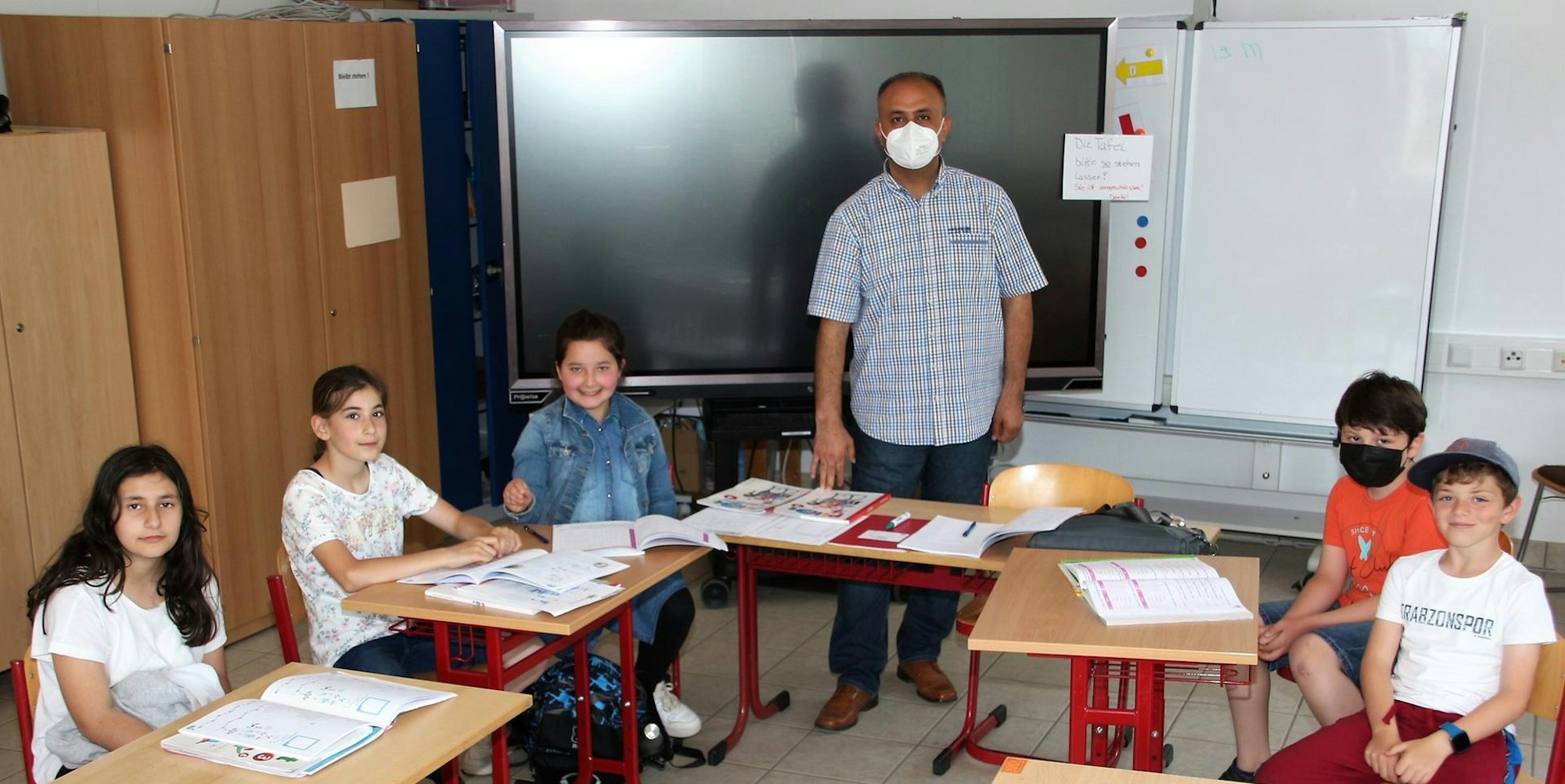 Grundschule Lindlar West. Fatih Merl gibt Schülern und Schülerinnen der Grundsch