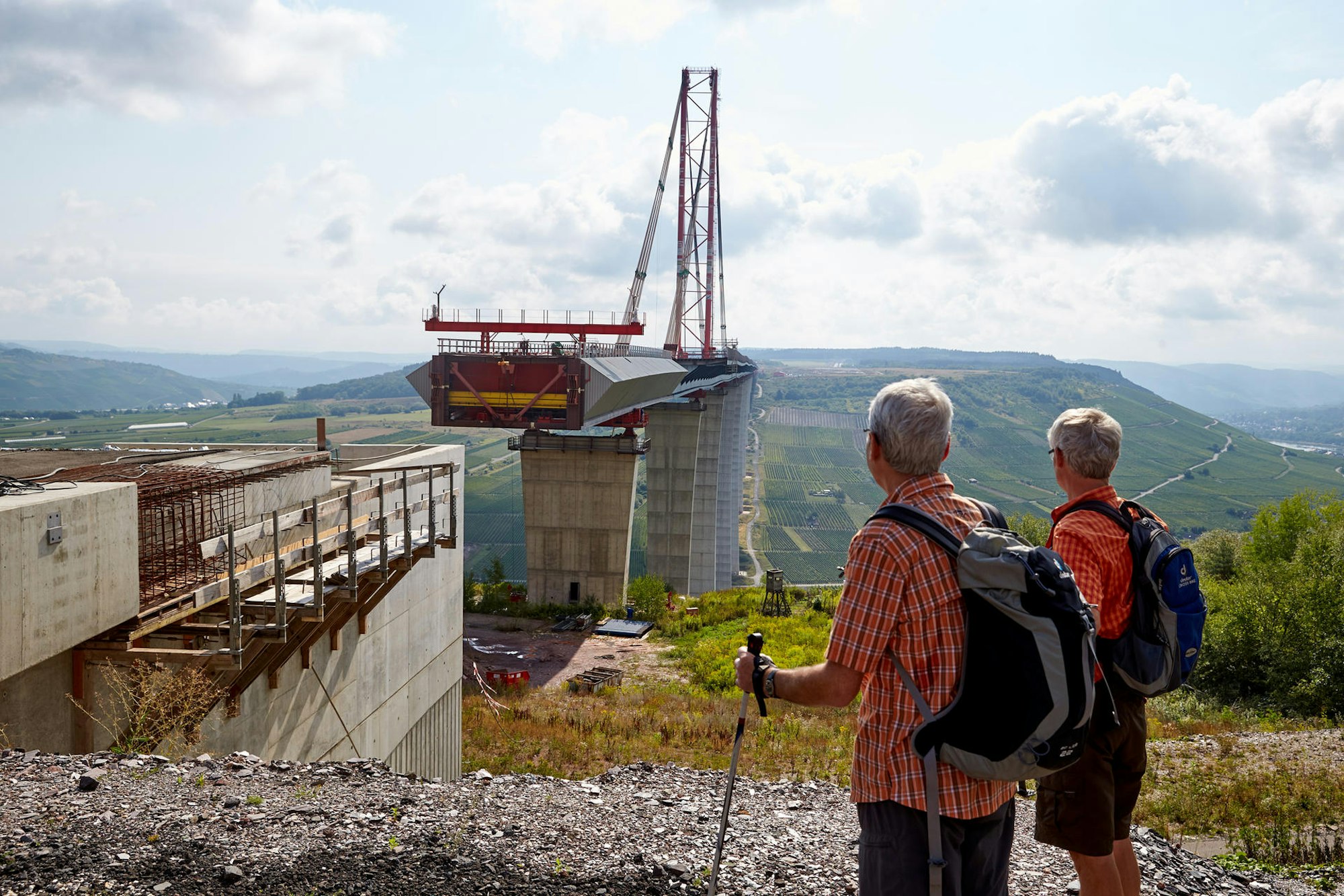Moselbrücke Wanderer
