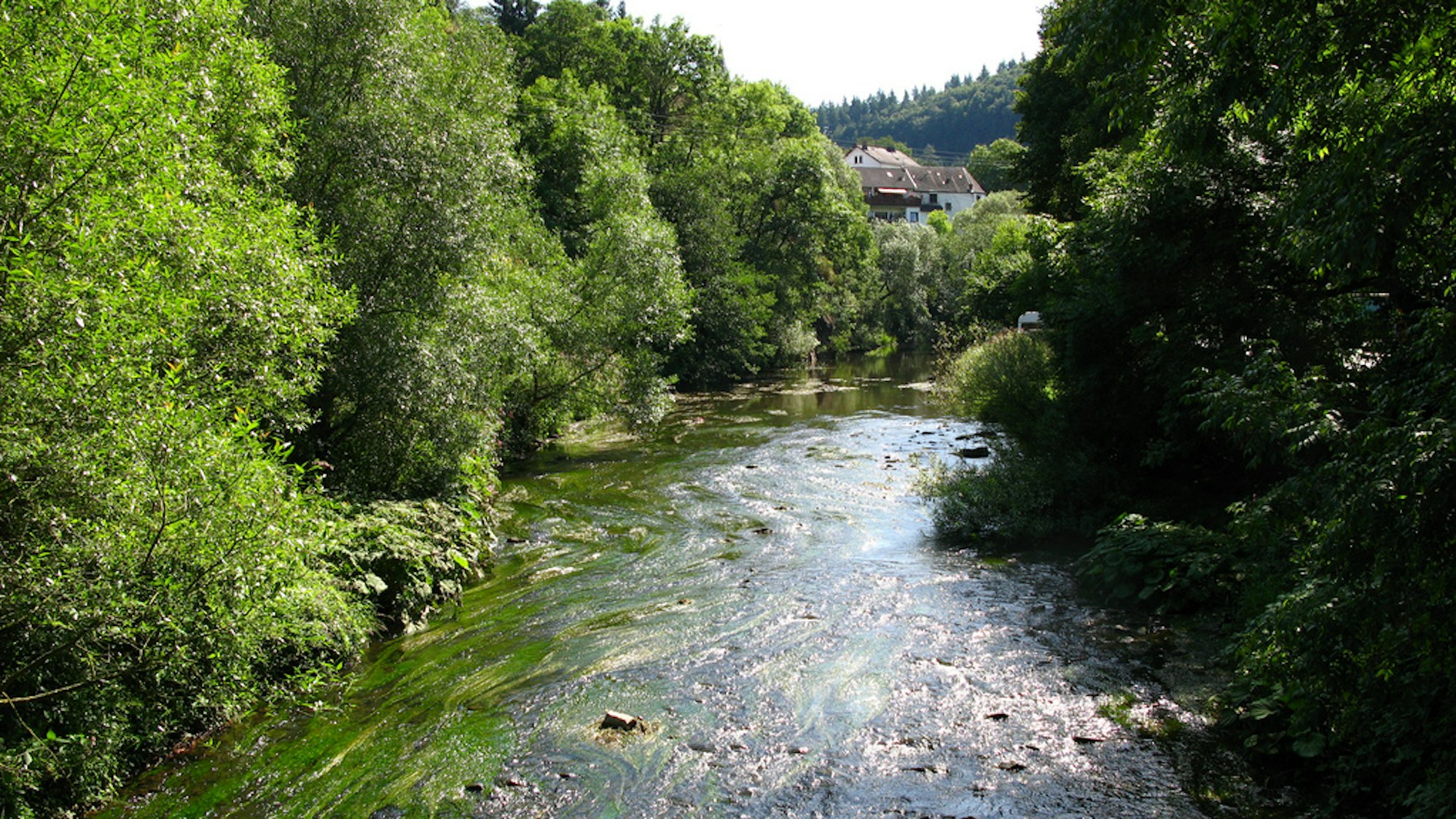 Obwohl Teile des Ahr-Radwegs nach der Flut noch nicht wieder befahrbar sind, bietet die Strecke Idylle pur. (Archivbild)