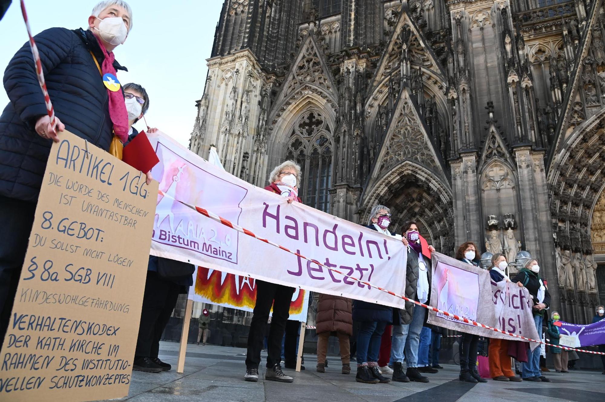 Protest vor Dom gegen Woelki 1