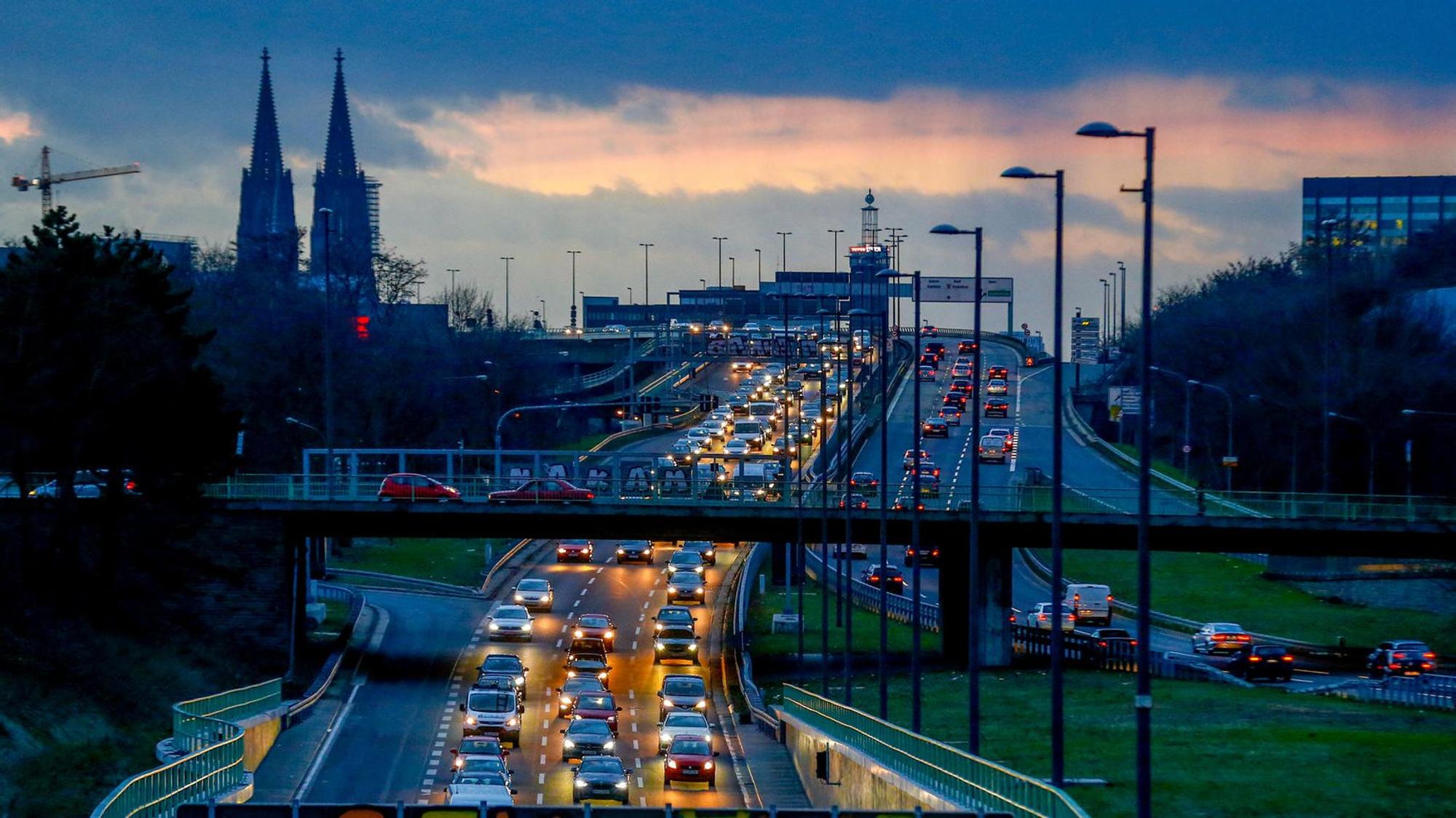 Blick auf die Zoobrücke am Abend