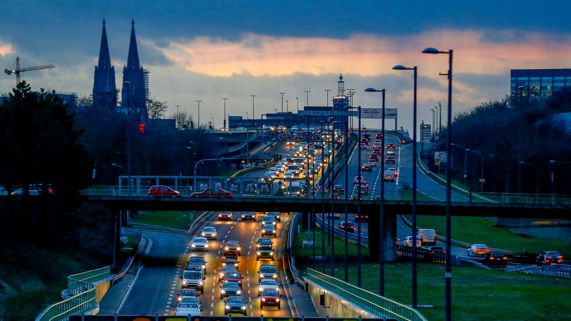 Blick auf die Zoobrücke am Abend