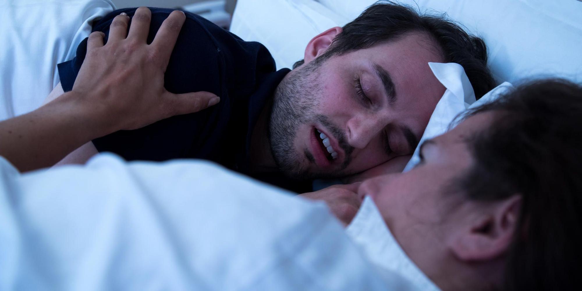 Mann schnarcht beim schlafen