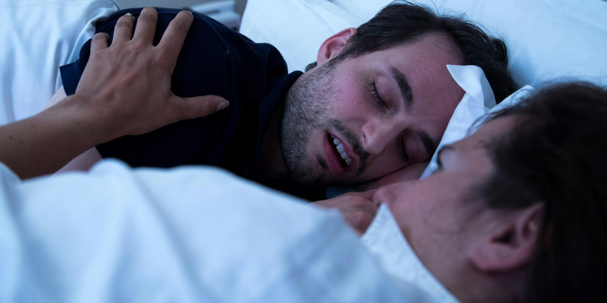 Mann schnarcht beim schlafen