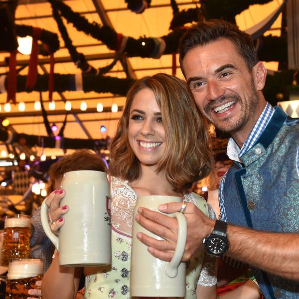 Vanessa Mai und Florian Silbereisen mit Bembel in der Hand auf dem Oktoberfest 2016.
