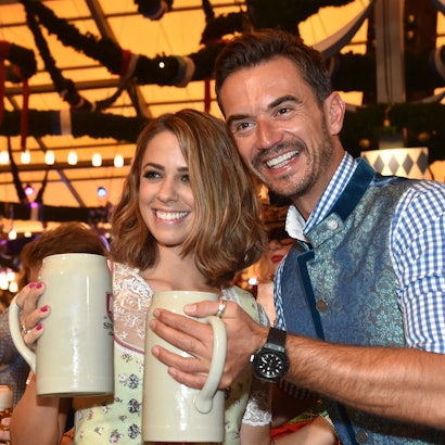 Vanessa Mai und Florian Silbereisen mit Bembel in der Hand auf dem Oktoberfest 2016.