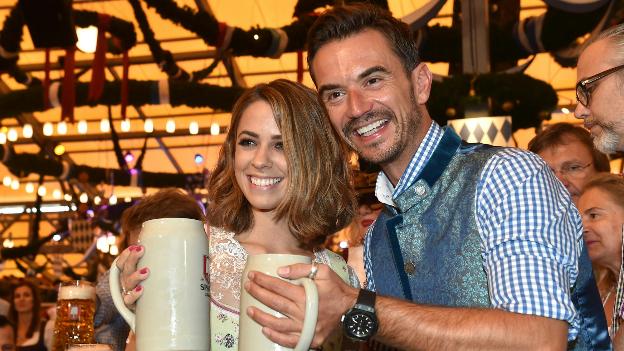 Vanessa Mai und Florian Silbereisen mit Bembel in der Hand auf dem Oktoberfest 2016.