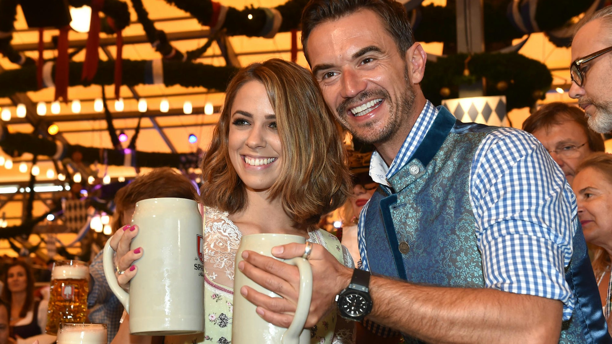 Vanessa Mai und Florian Silbereisen mit Bembel in der Hand auf dem Oktoberfest 2016.