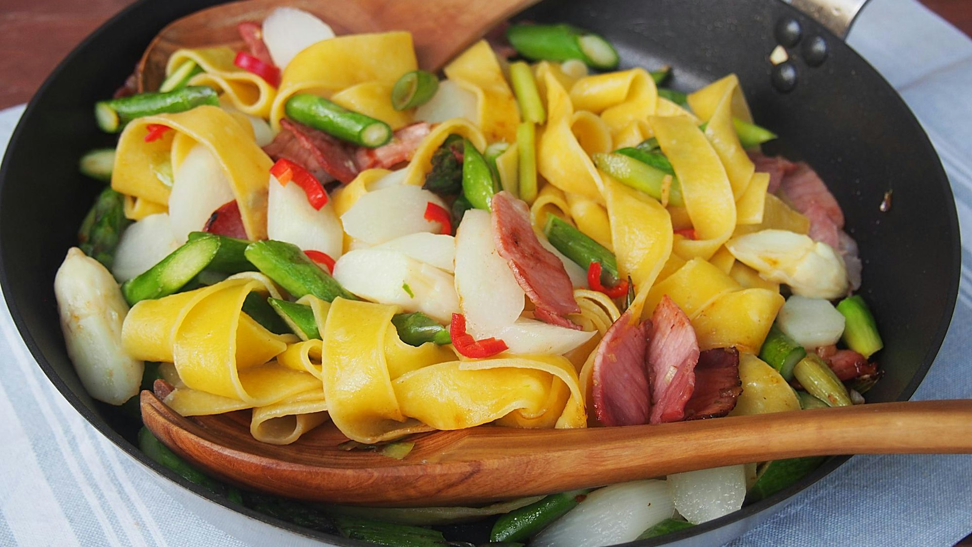 spargel mit pasta und bacon