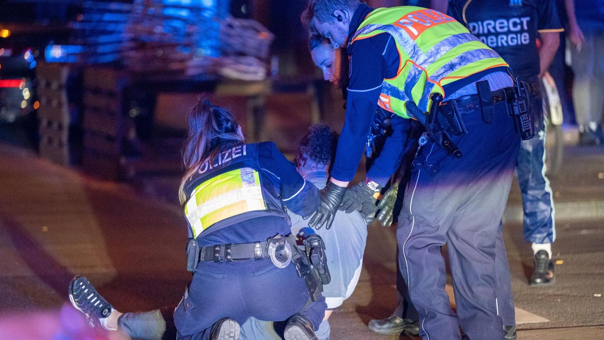 Polizisten überwältigen einen Randalierer auf der Schaafenstraße.
