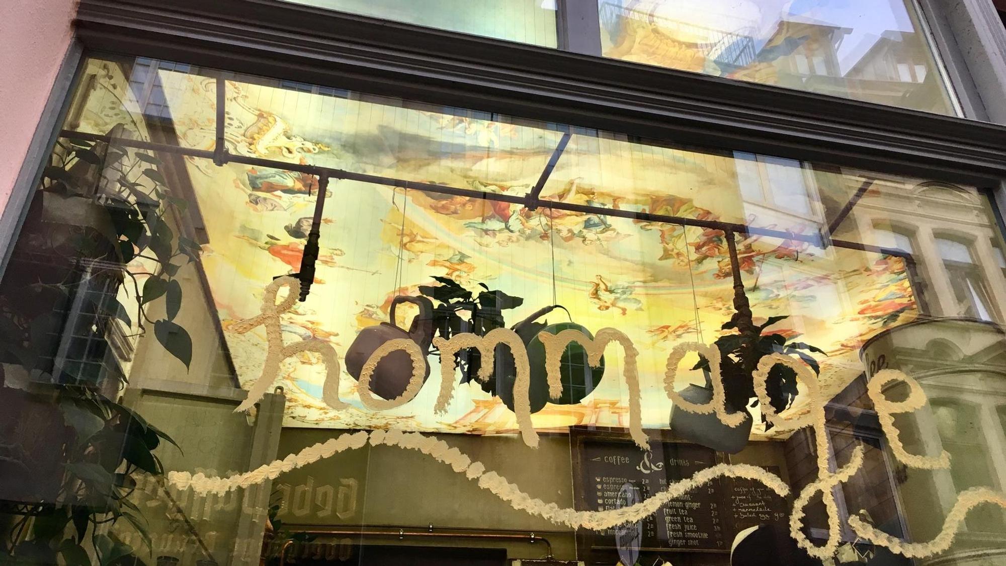 Durch das Fenster sieht man das Deckenbild im Café Hommage in Köln. (Archivbild)