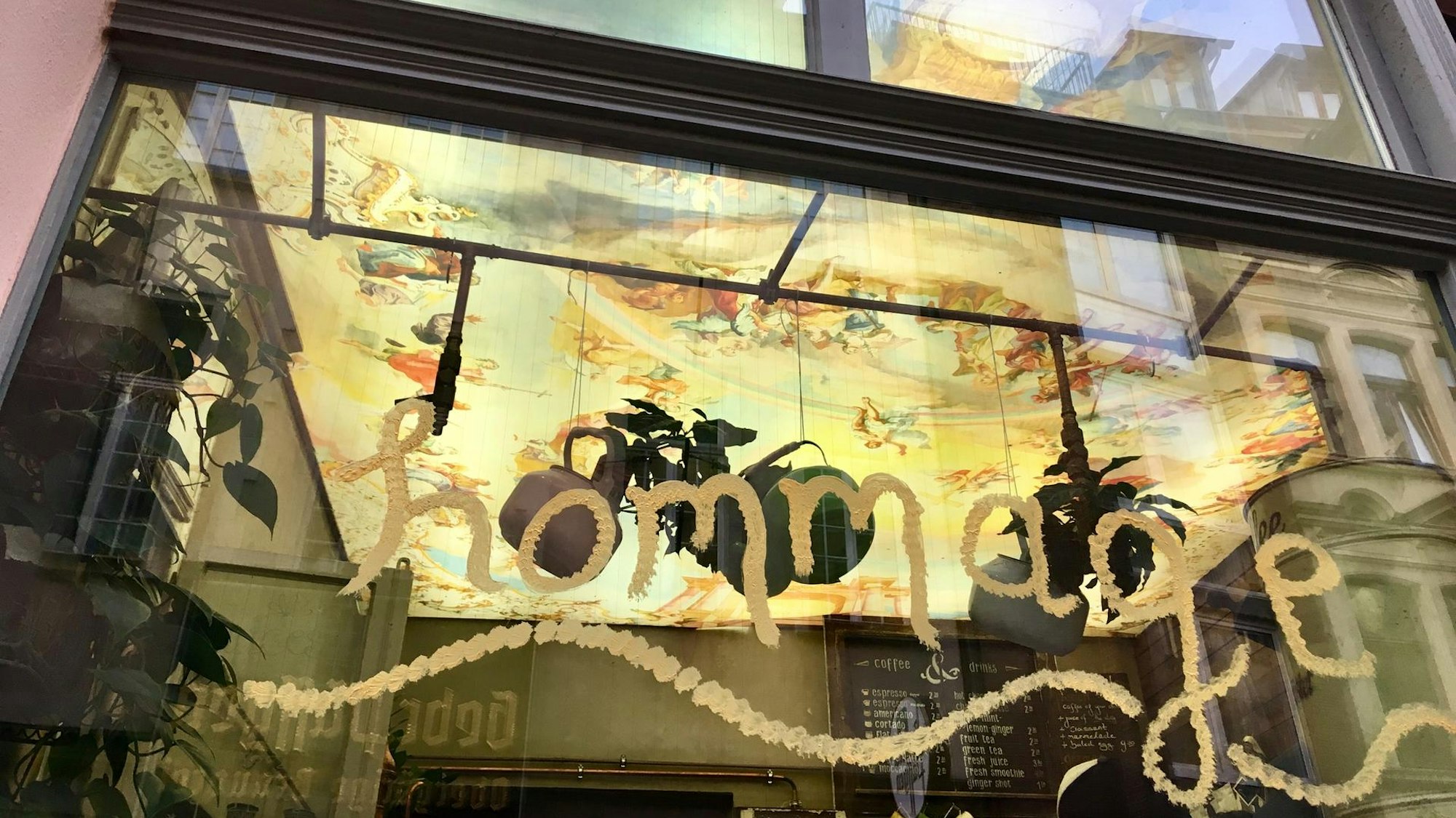 Durch das Fenster sieht man das Deckenbild im Café Hommage in Köln. (Archivbild)