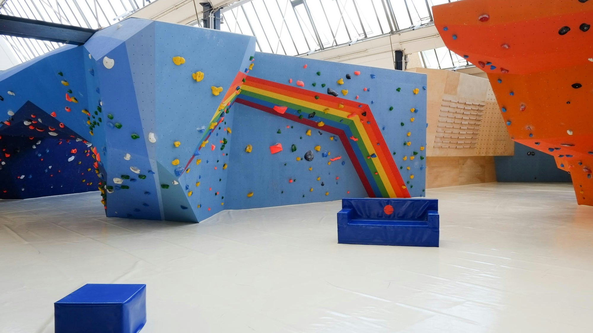 Bunte Boulderwände bei Boulderplanet in Ehrenfeld.