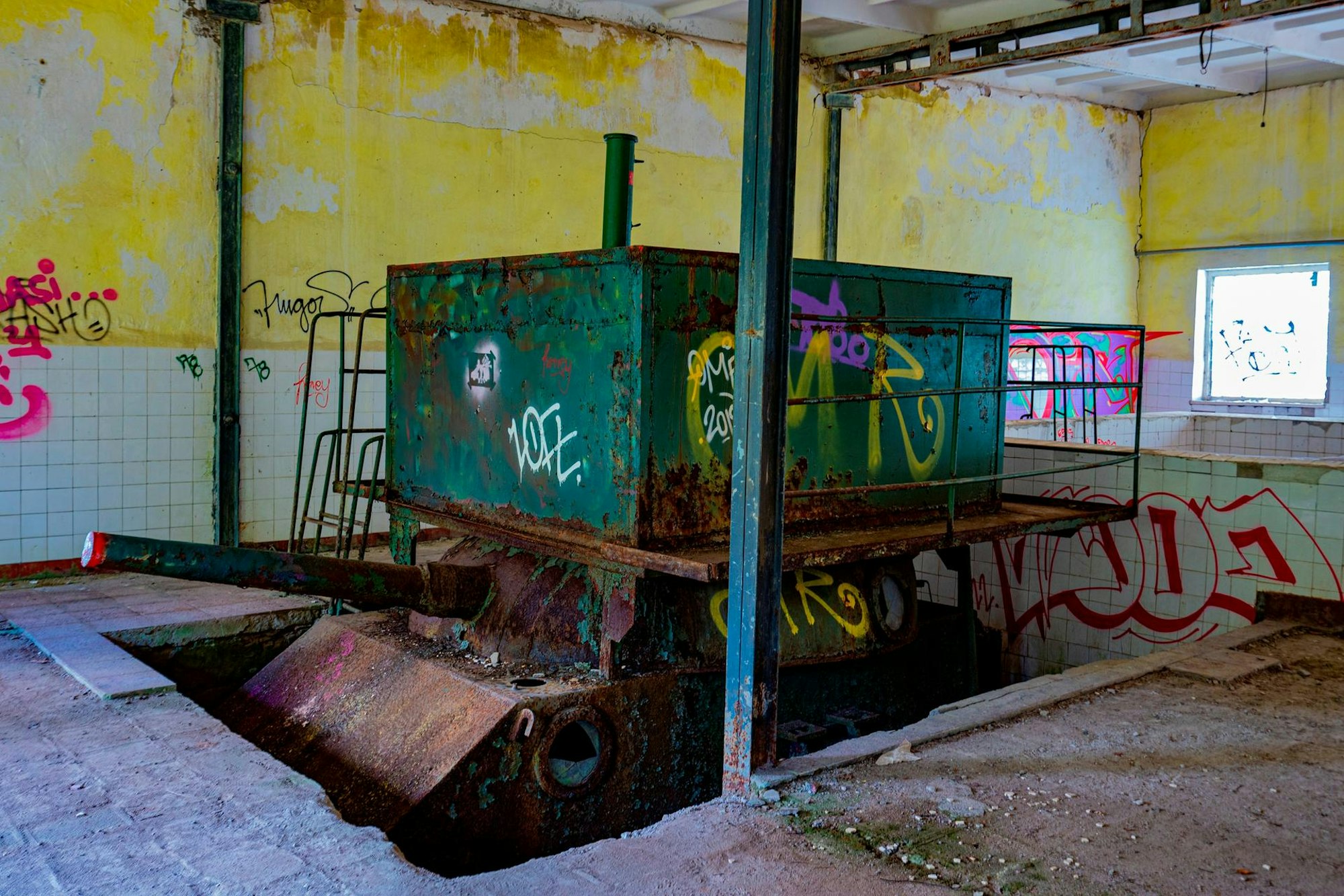 Ein alter Übungspanzer in einem verlassenen Raum.