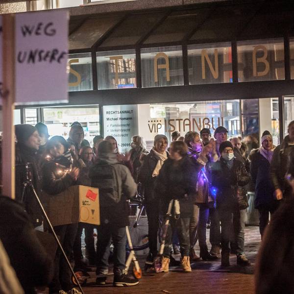 Impfgegner auf einer Demonstration in Opladen.