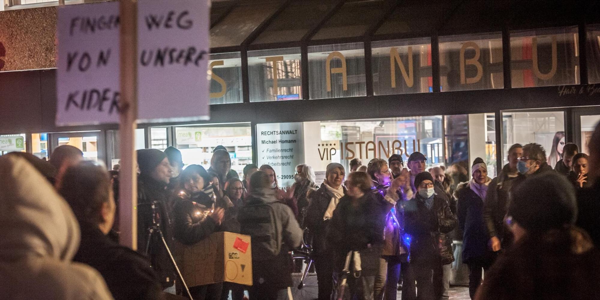 Impfgegner auf einer Demonstration in Opladen.
