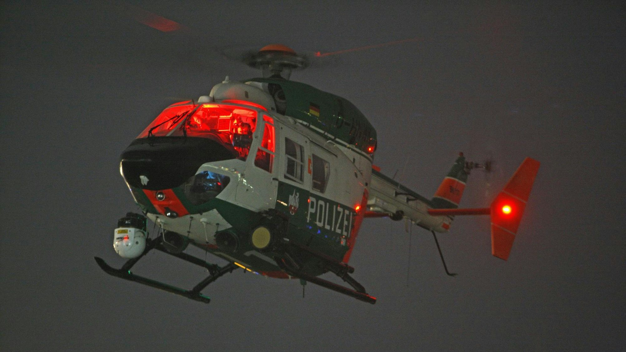 Ein Polizeihubschrauber beim nächtlichen Flugeinsatz.