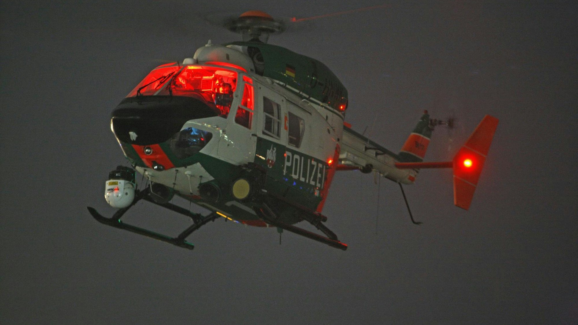 Ein Polizeihubschrauber bei Nacht.