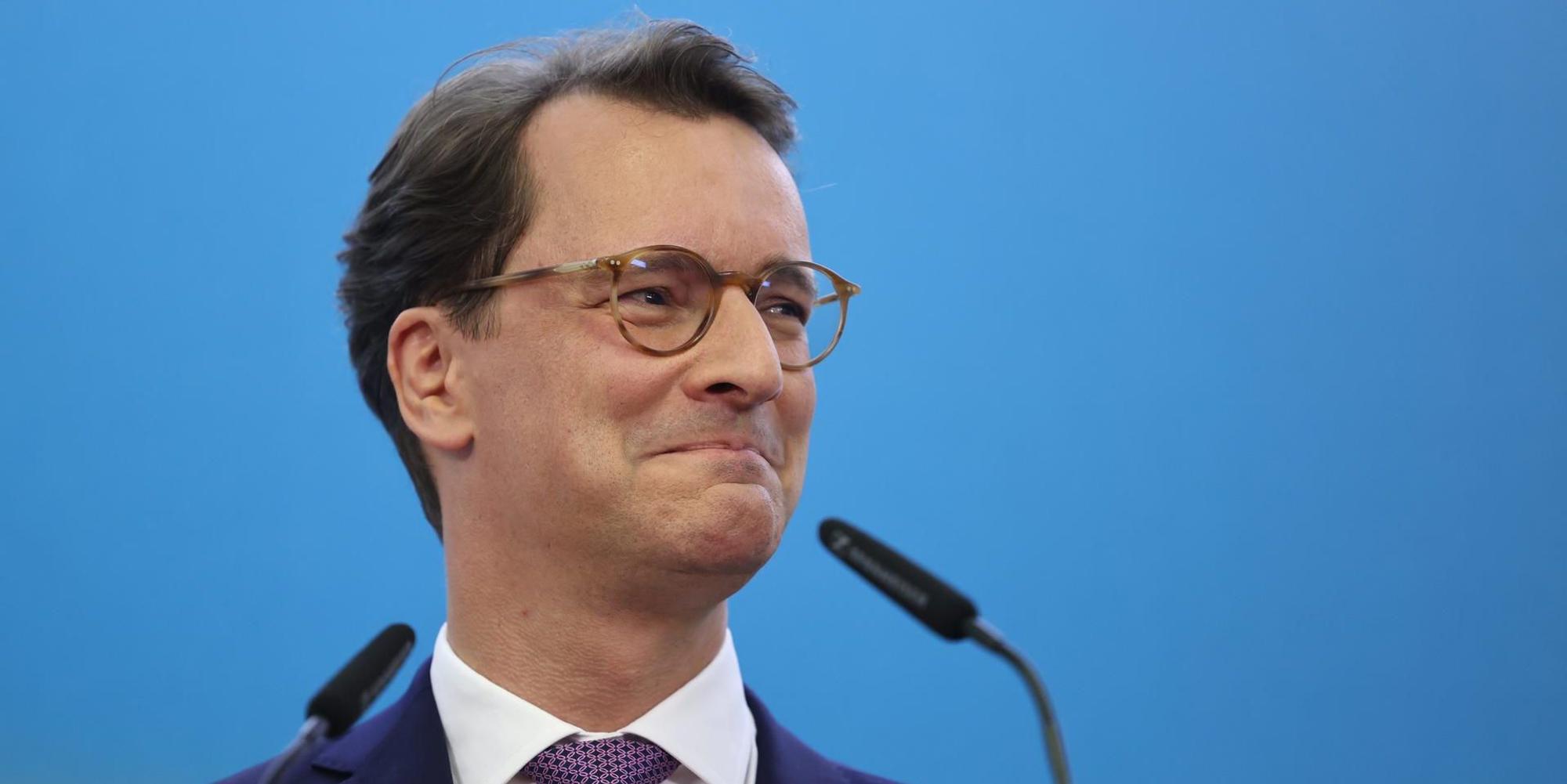 Wüst lacht