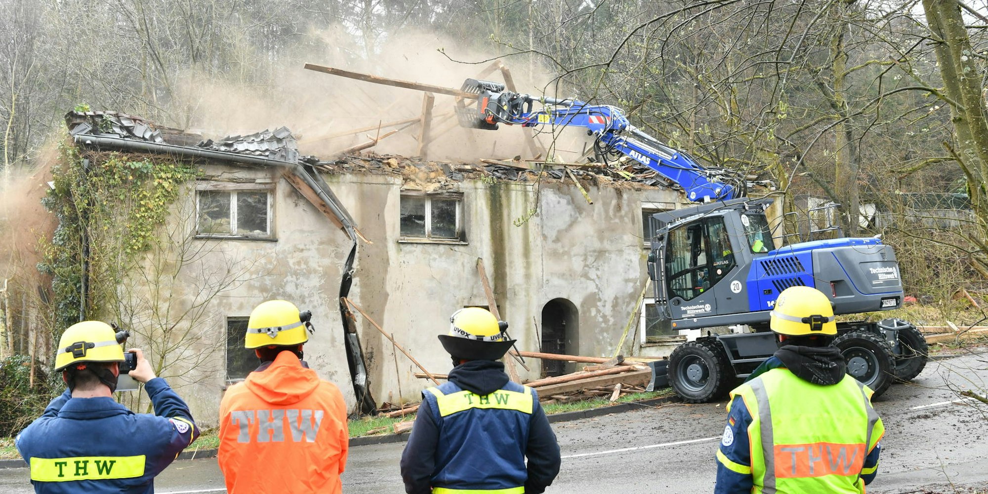 20220331_OWN_Abbruch+haus+schlieper+niederklüppelberg+durch+THW_OWL_7091-