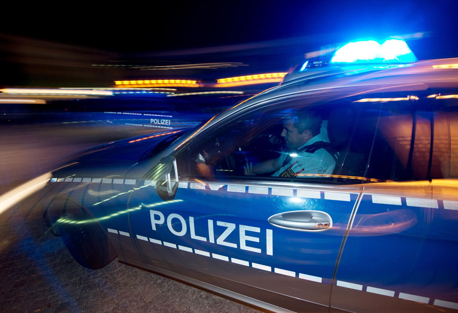 Polizei Streifenwagen Symbolbild 8