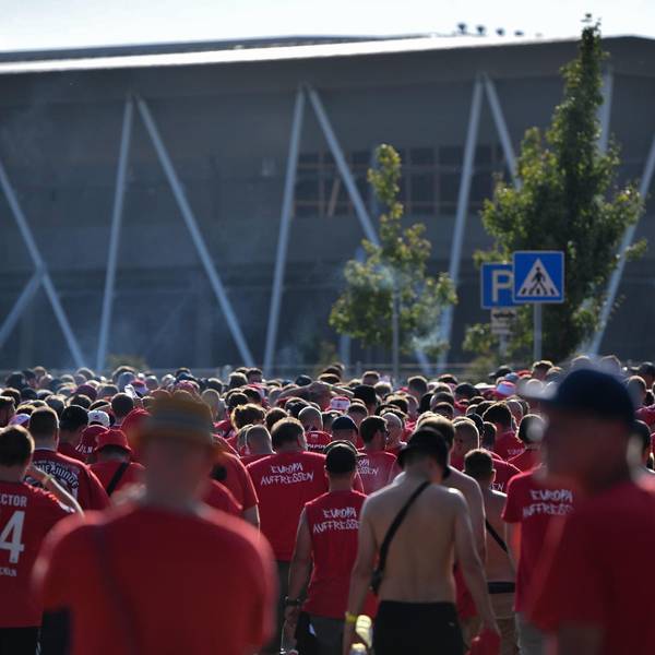 FC Fans vor dem Stadion