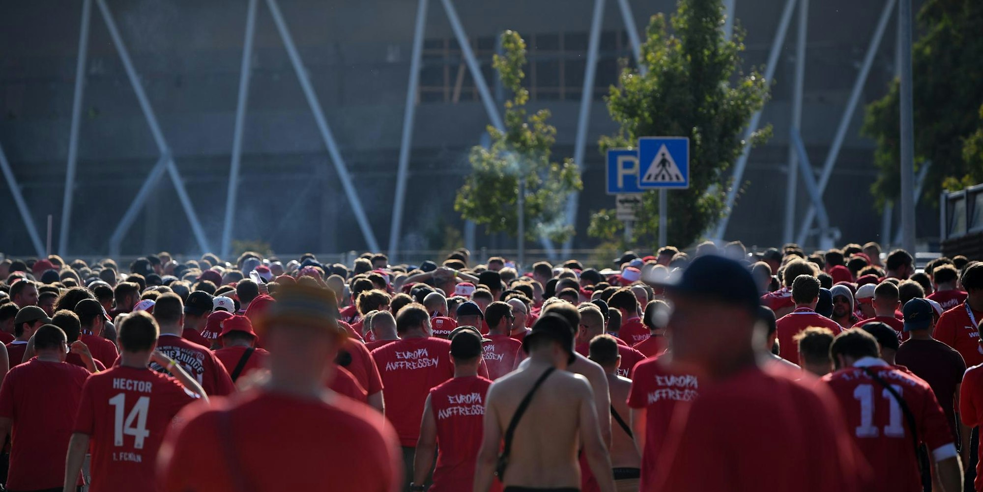 FC Fans vor dem Stadion