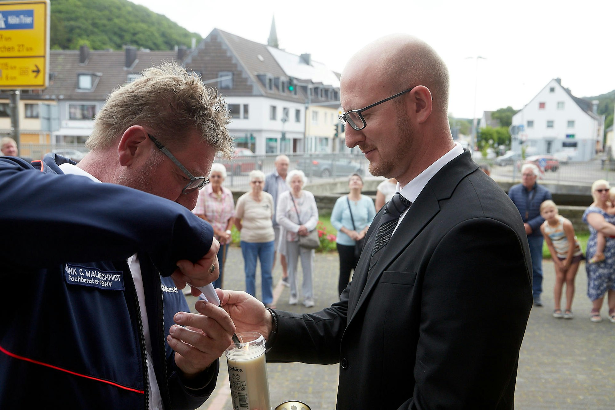 Ingo Pfennings zündet Kerze in Gemünd an