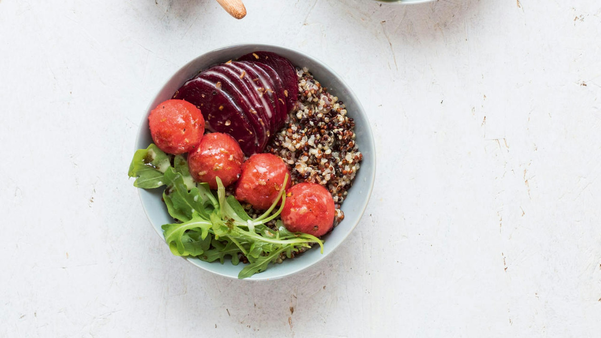 Bowl aus Wassermelone, Roter Bete und dreifarbiger Quinoa