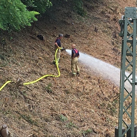 Feuerwehr wässert ICE-Trasse