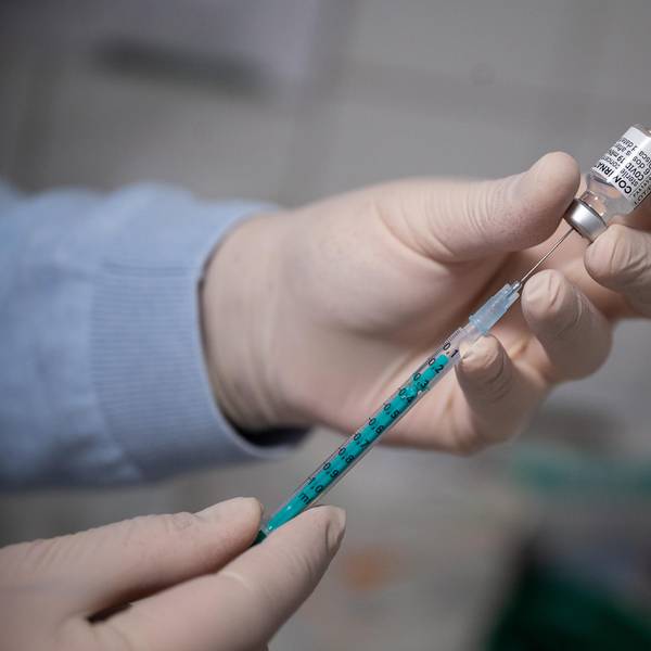 Arzt füllt Spritze mit Impfstoff