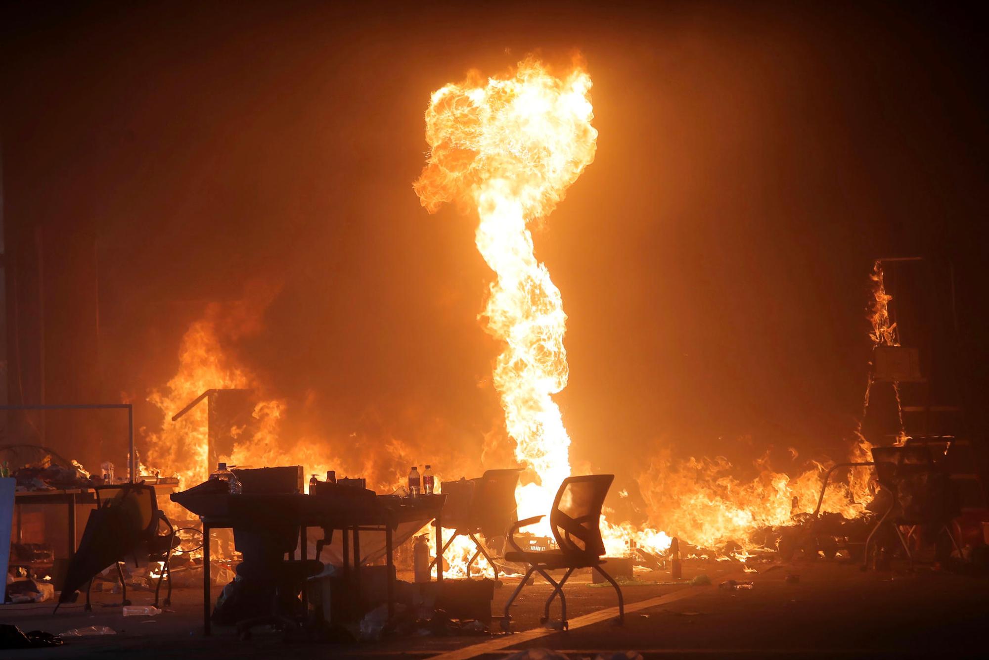 Hongkong_Demo_Explosion_Feuer