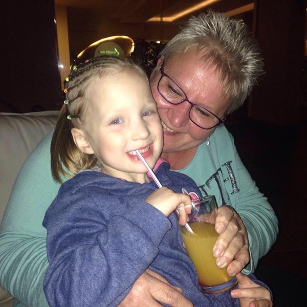 Oma Hedwig mit ihrer Enkelin Zoé: Die 70-Jährige starb 2021 während der Flutkatastrophe in Dernau im Ahrtal.