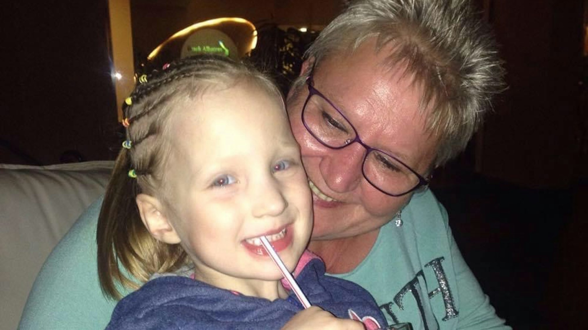 Oma Hedwig mit ihrer Enkelin Zoé: Die 70-Jährige starb 2021 während der Flutkatastrophe in Dernau im Ahrtal.