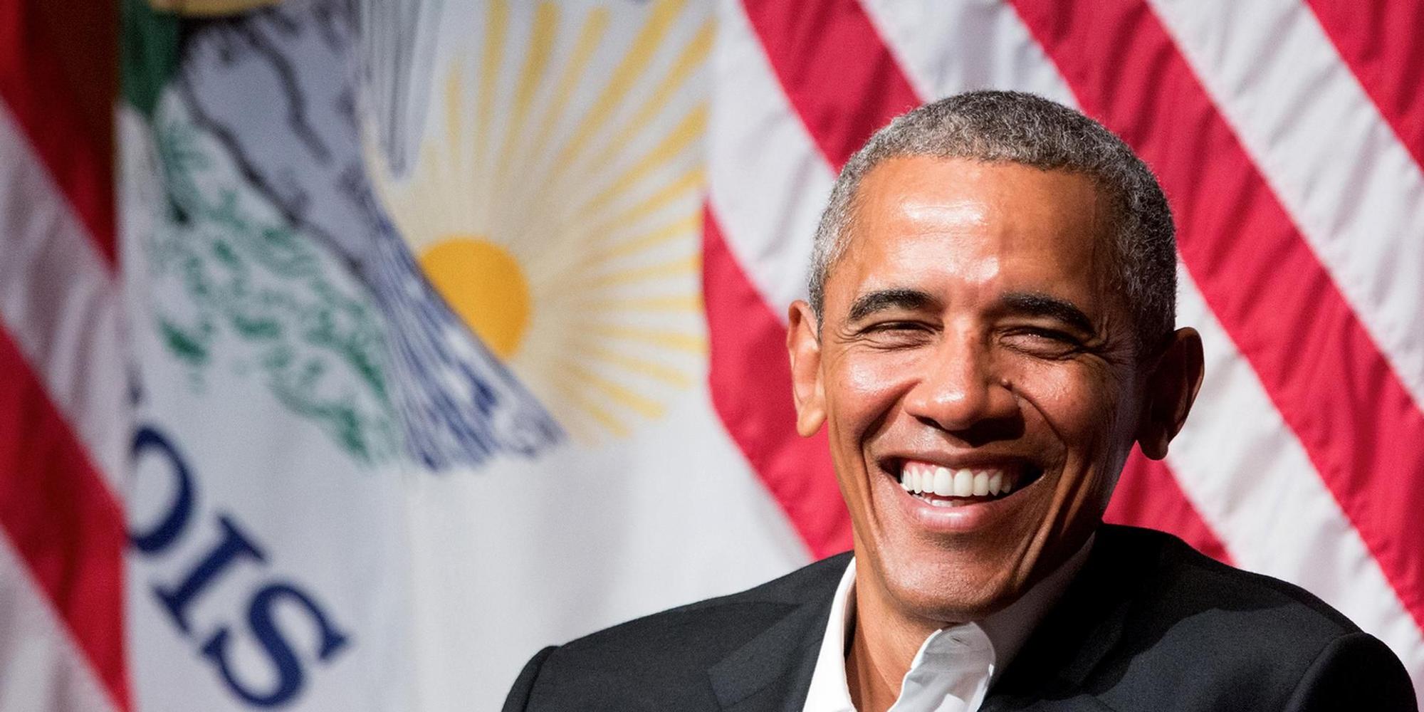 obama vor us fahne lachend