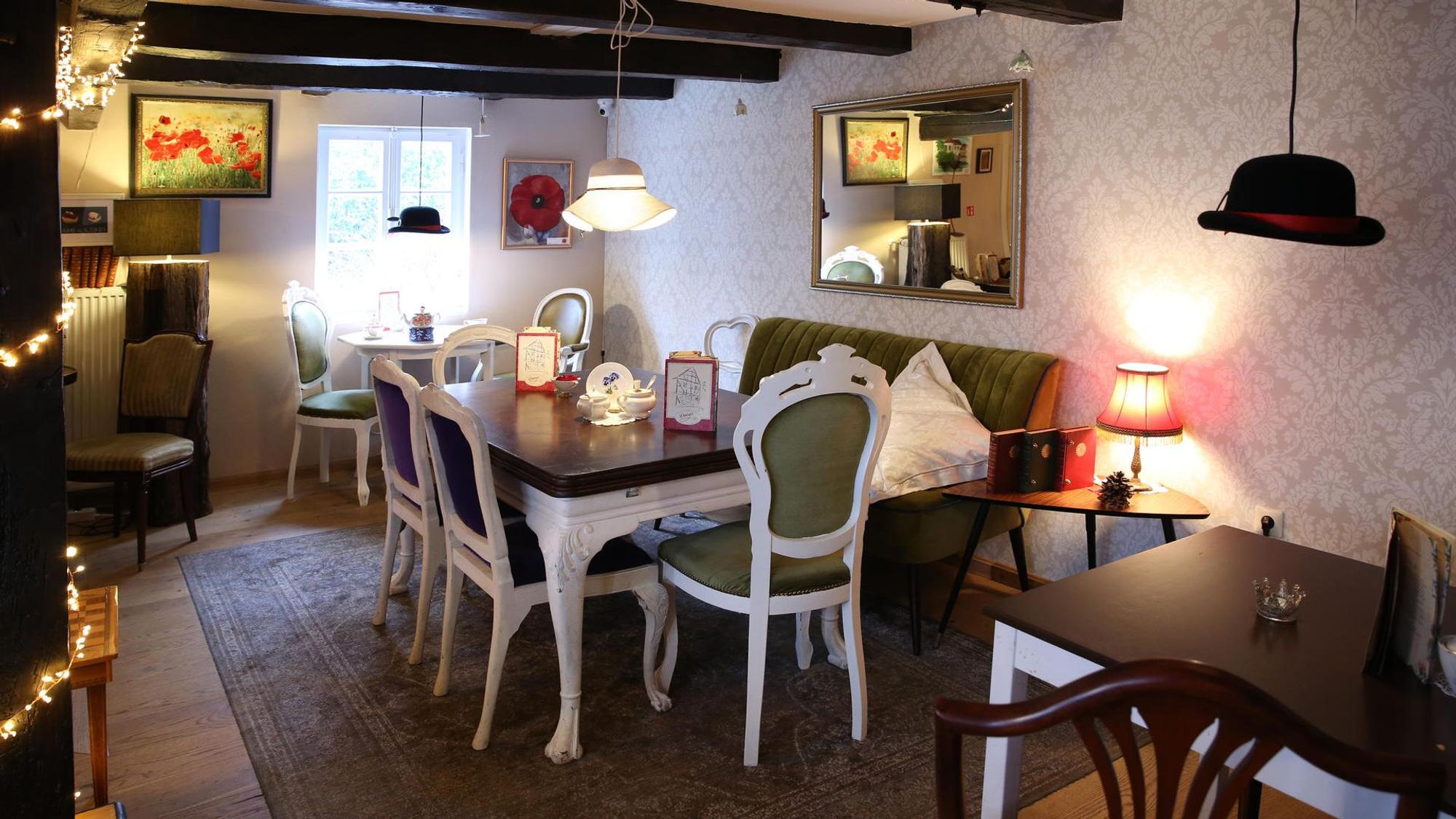Uriger Innenraum eines Cafés in Köln Zündorf.