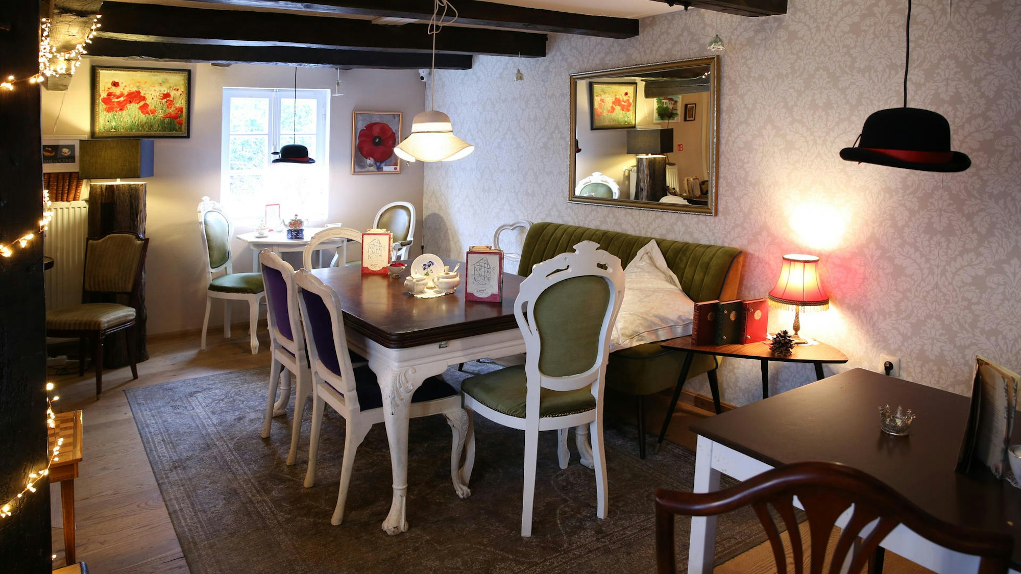 Uriger Innenraum eines Cafés in Köln Zündorf.