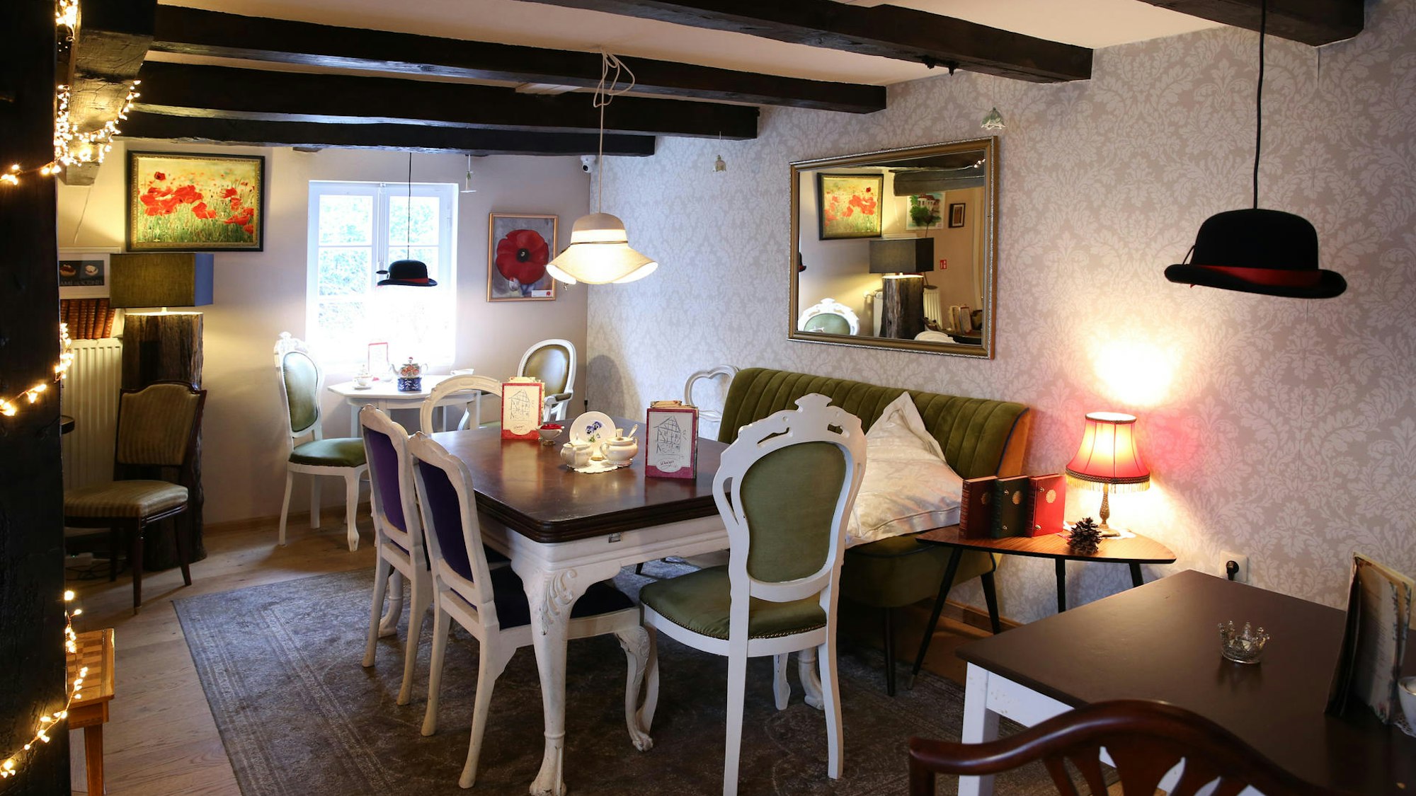 Daisys Café in Köln, der gemütliche Innenraum mit Wohnzimmermöbeln.