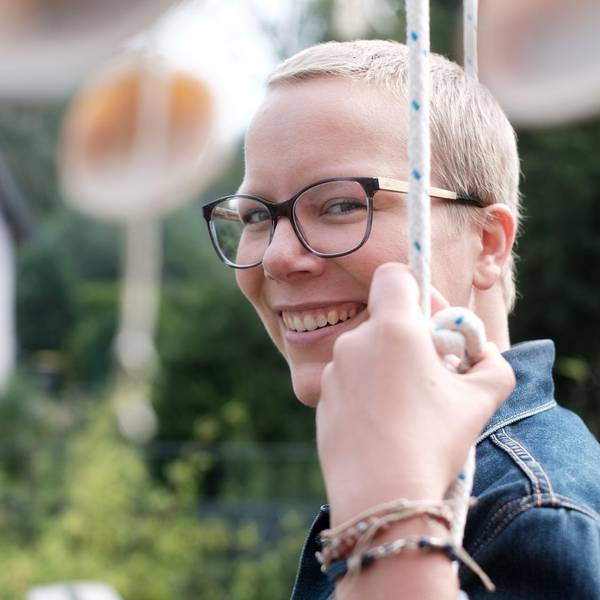 Porträtfoto von Jennifer Wagner mit Garten im Hintergrund