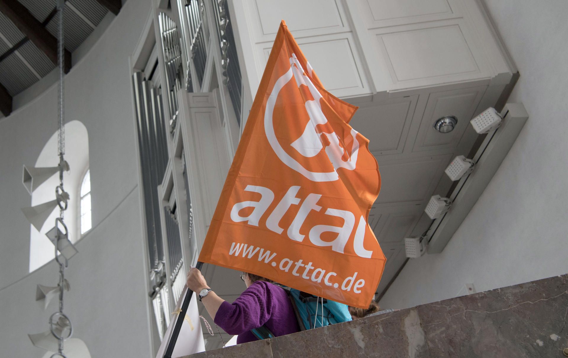 Eine Fahne von Attac