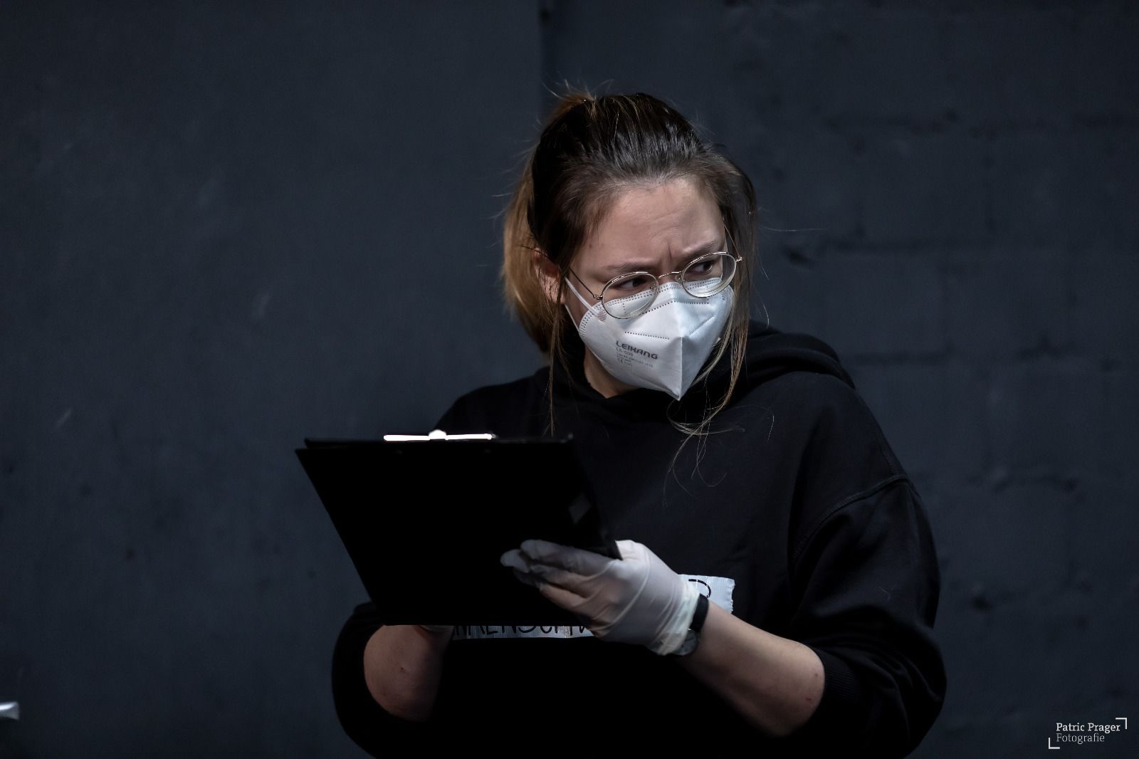 Paulina Triebs beim Proben einer Szene mit Maske_Credit_Patric Prager