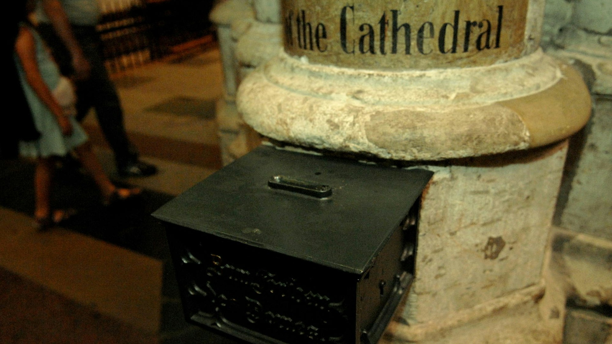 Diese Sammelstelle im Kölner Dom wirkt nicht ganz so modern.