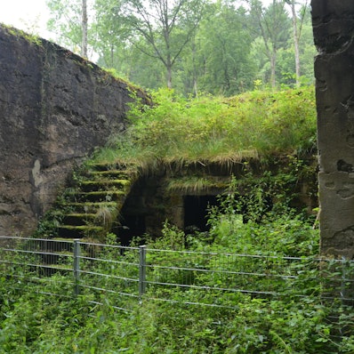 Ruinen zeugen von der einstigen Pulvermühle bei Dattenfeld.