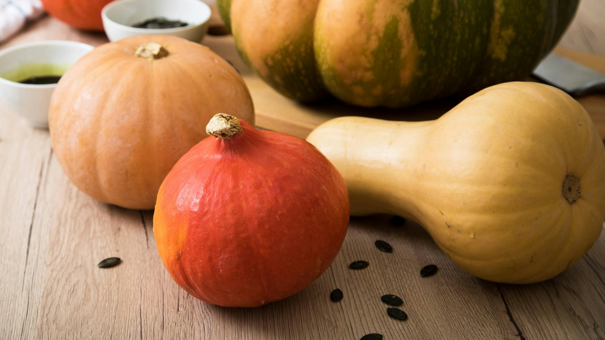 verschiedene Kürbissorten nebeneinander