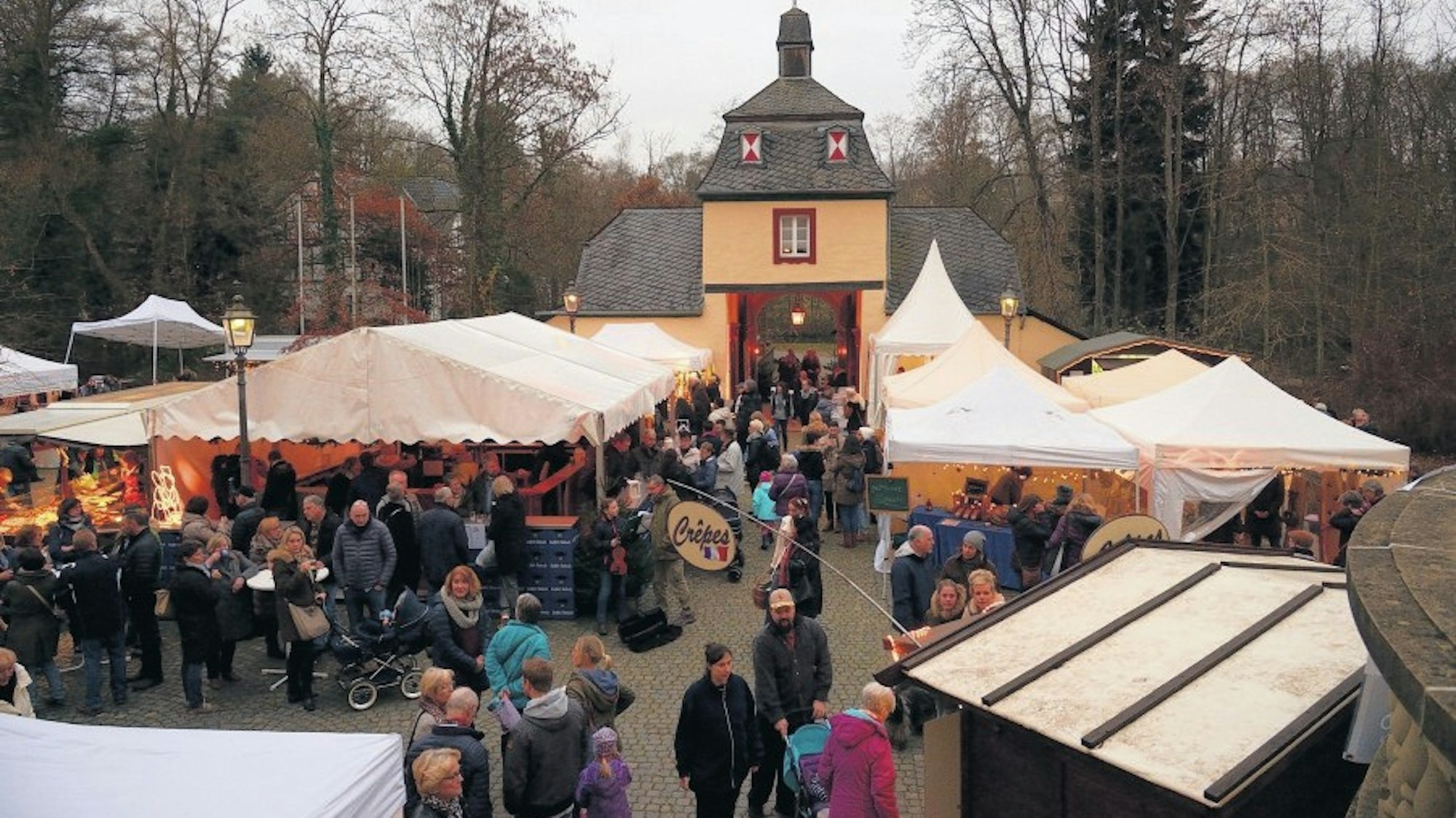 Weihnachtsmarkt auf Schloss Eulenbroich.