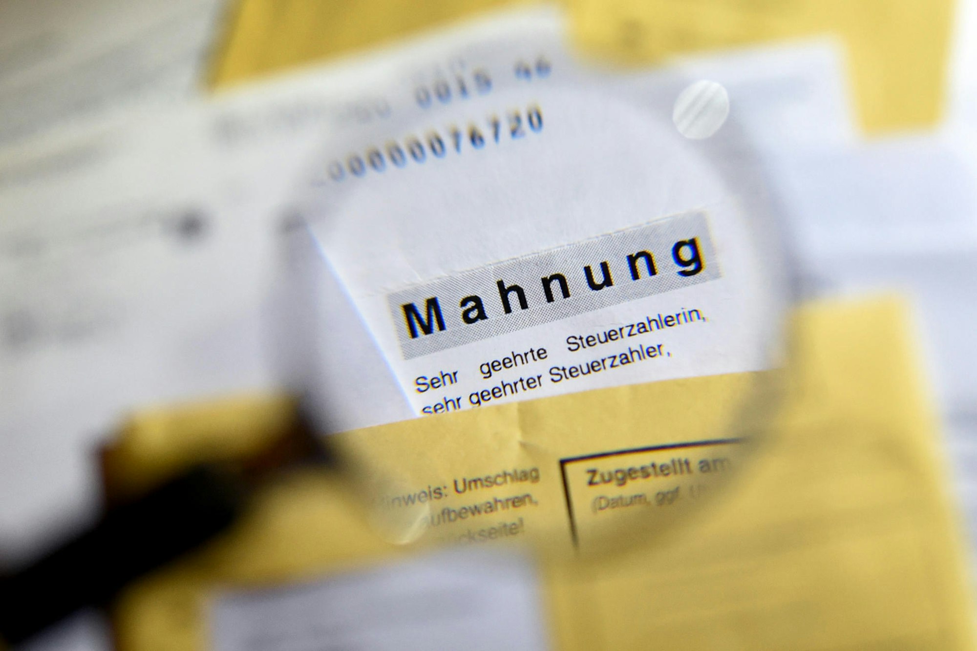 Mahnungen in Briefform liegen übereinander
