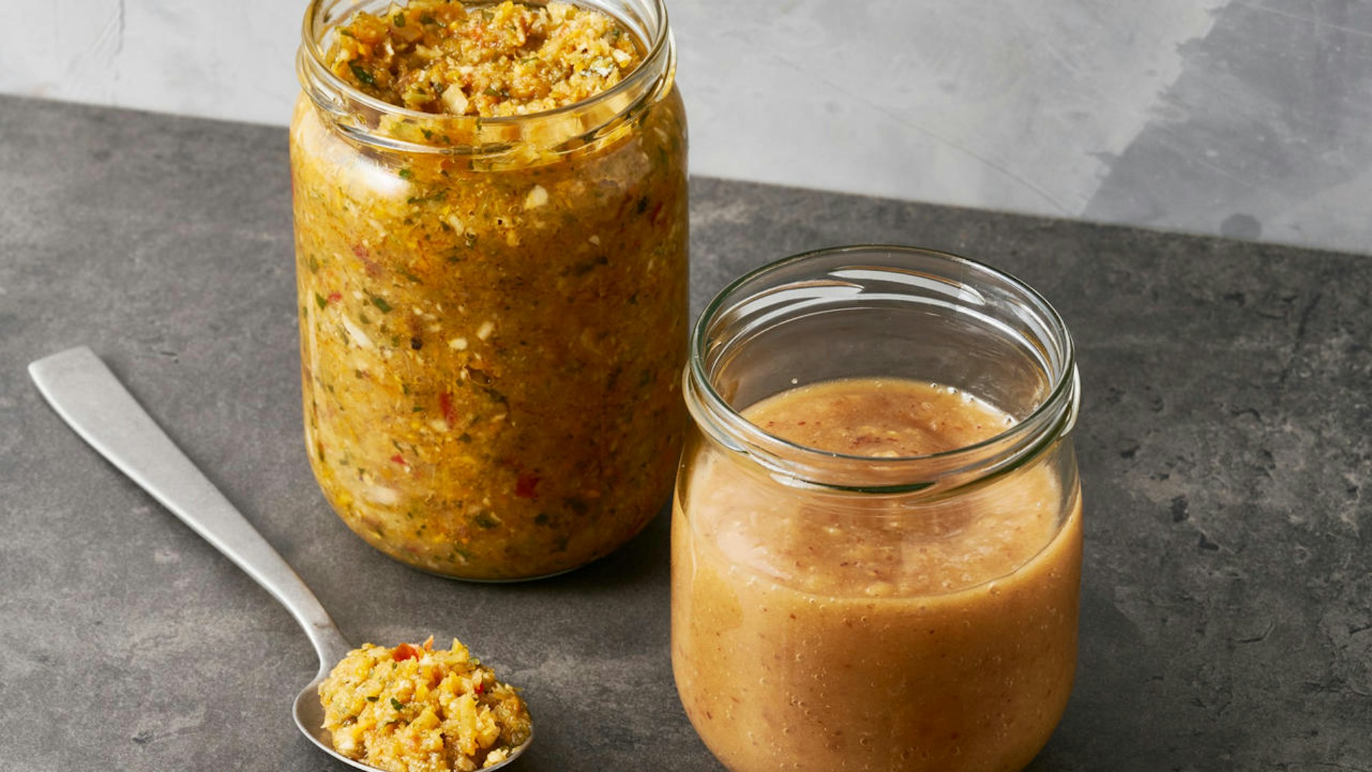 Gemüsebrühpaste lässt sich vielseitig in der Küche einsetzen (links).