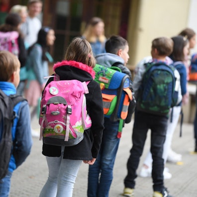 Grundschulkinder Symbol 121121