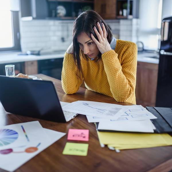 Gestresste Frau im Homeoffice GettyImages