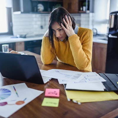 Gestresste Frau im Homeoffice GettyImages